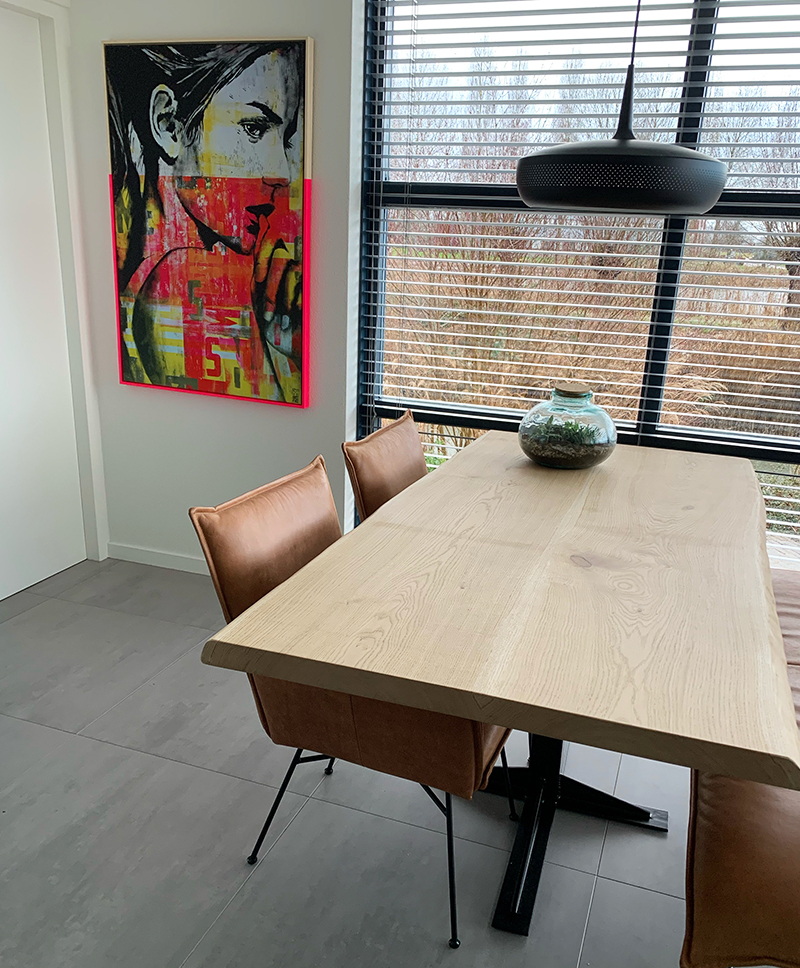 neon girl in groningen keukentafel