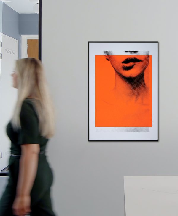 Biting Lip in Neon - ROCO Studio - Afbeelding 2